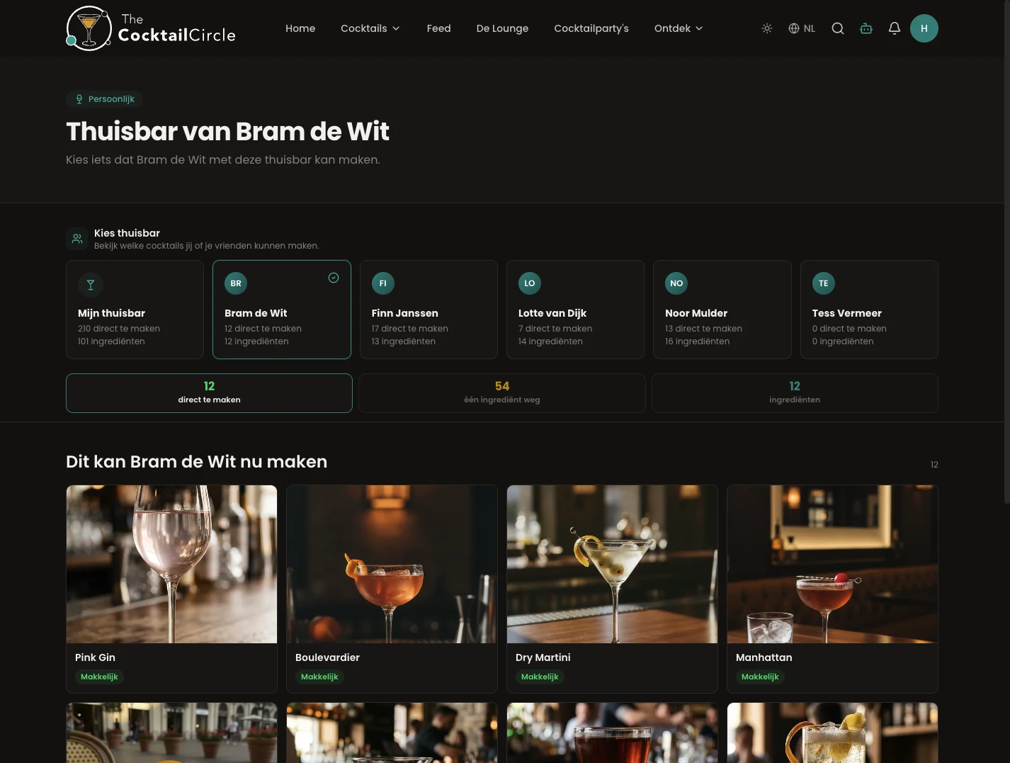 Desktopbeeld van een gedeelde thuisbar met maakbare cocktails, ingrediëntenfilter en vriendencontext.