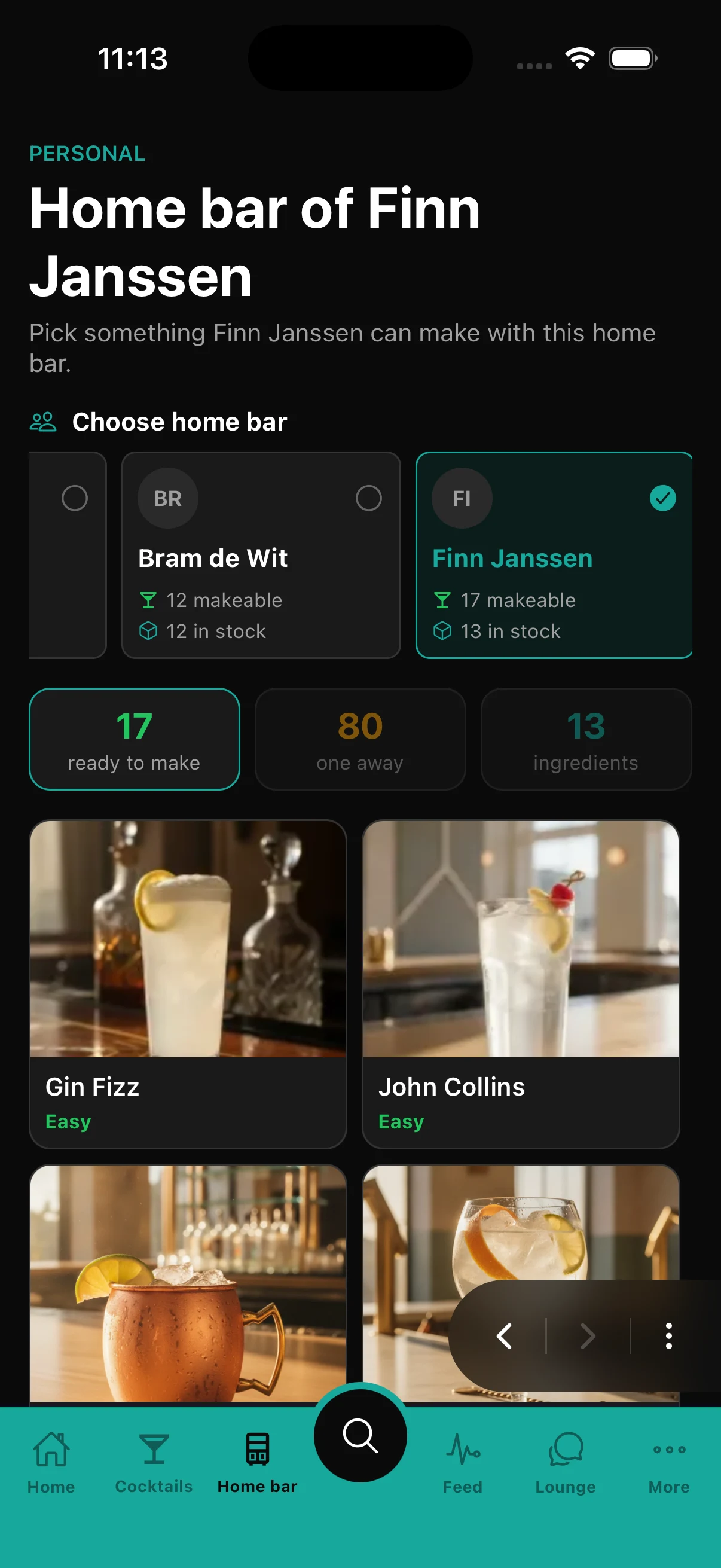 Mobiel scherm waarop een vriend de thuisbar van de host kiest en alleen maakbare cocktails ziet.